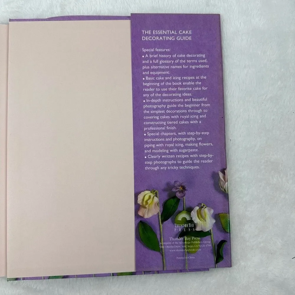 The‎ Essential Cake Decorating Guide Book
